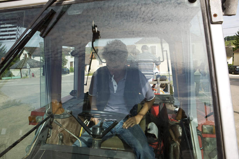 西方人,儿童,家,坐,横图,室外,白天,正面,纯洁,植物,窗户,卡车,汽车,椅子,欧洲,欧洲人,一辆,阴影,服装,光线,影子,房屋,屋子,地面,许多人,注视,休闲装,楼房,玻璃窗,住宅,车,树,树木,一个,小孩,衣服,蓝色,绿色,蓝天,天空,阳光,自然,方向盘,交通工具,天,驾驶,一群人,休闲,休闲服,可爱,童年,童趣,服饰,生长,单个,成长,童真,烂漫,无邪,天真,男孩,男人,男性,女人,女性,中年男性,中年女性,白种人,坐着,半身,彩图,房子,男生