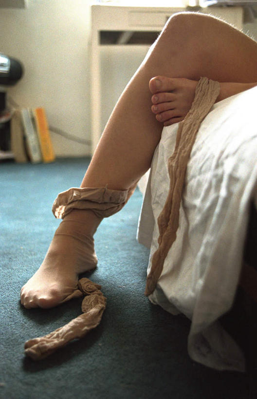 西方人,腿部,腿,一个人,躺,竖图,室内,特写,白天,侧面,窗户,窗帘,床,地毯,卧室,桌子,书籍,欧洲,欧洲人,仅一个年轻女性,仅一个女性,仅一个人,一双,阴影,服装,光线,影子,床单,休闲装,被子,书桌,玻璃窗,衣服,蓝色,阳光,课桌,脱,休闲,休闲服,服饰,单人床,两本,丝袜,被单,卧着,年轻女性,女人,女性,白种人,书,图书,躺着,卧,半身,彩图,睡房,卧房