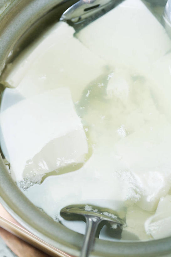 点心,豆腐,无人,竖图,俯视,室内,特写,白天,烹饪,餐桌,桌子,金属制品,一把,金属,勺子,日本料理,料理,食品,小吃,菜肴,美食,食物,容器,调羹,汤匙,碗,日式料理,日式,中式,佳肴,餐台,储藏,豆制品,储存,豆腐花,豆腐脑,豆花,彩图,高角度拍摄,贮存