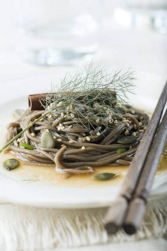 点心,面食,面条,无人,竖图,俯视,室内,特写,白天,烹饪,餐桌,筷子,桌子,餐具,一双,碟子,盘,面,芝麻,日本料理,料理,食品,坚果,文化,传统,拉面,小吃,菜肴,美食,食物,一个,盘子,碟,日式料理,零食,日式,荞麦面,佳肴,单个,餐台,瓜子,礼节,礼仪,南瓜子,脂麻,胡麻,白麻,巨胜子,油麻,进餐用具,彩图,高角度拍摄