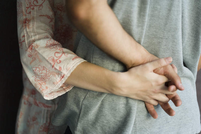 西方人,背部,两个人,夫妻,站,握手,抱,摸,横图,室内,特写,白天,正面,T恤衫,爱情,欧洲,欧洲人,抚摸,阴影,灰色背景,服装,光线,影子,浪漫,T恤,休闲装,衣服,白色,灰色,阳光,站着,休闲,休闲服,恩爱,恋人,摄影,服饰,影棚,抱着,搂着,男人,男性,年轻男性,年轻女性,女人,女性,白种人,情侣,触摸,怀抱,接触,拉手,搂,搂抱,手拉手,手握手,相抱,拥抱,站立,半身,彩图,影棚拍摄,拍摄,伴侣