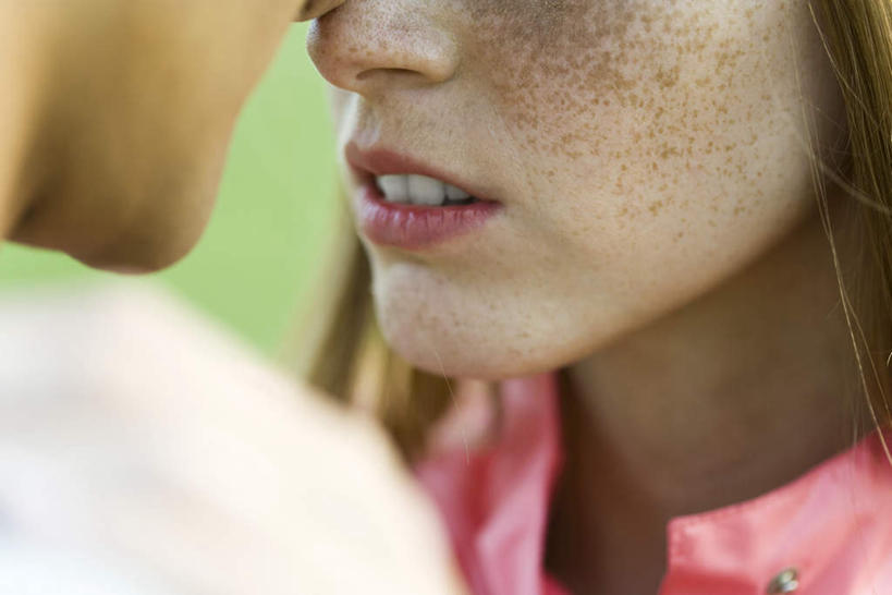 西方人,脸,头,嘴,脸颊,背部,头发,两个人,夫妻,站,笑,微笑,露齿笑,横图,室外,特写,白天,正面,T恤衫,爱情,欧洲,欧洲人,服装,朦胧,模糊,浪漫,T恤,休闲装,相视,衣服,粉色,黄色,白色,站着,休闲,面对面,休闲服,恩爱,恋人,服饰,对视,相对,相看,男人,男性,年轻男性,年轻女性,女人,女性,白种人,头部,口,口腔,脸部,脸蛋,面部,嘴巴,嘴唇,情侣,站立,半身,彩图,伴侣