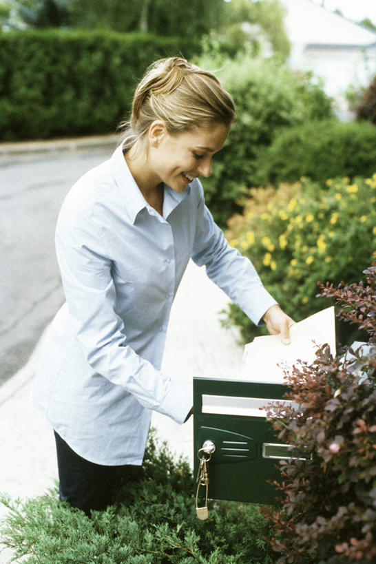 西方人,头发,一个人,家,站,笑,微笑,露齿笑,竖图,室内,特写,白天,侧面,衬衫,安全,草地,草坪,植物,欧洲,欧洲人,仅一个年轻女性,仅一个女性,仅一个人,许多,握,阴影,服装,光线,影子,房屋,屋子,防护,钥匙,地面,拿,拿着,注视,休闲装,楼房,住宅,草,树,树木,一个,衣服,黄色,蓝色,绿色,阳光,自然,信箱,低头,观察,看,站着,休闲,休闲服,握着,服饰,生长,单个,成长,信件,观看,保护,察看,开启,封闭,关注,保险,私密,保全,周全,安稳,安定,防盗,平安,年轻女性,女人,女性,白种人,站立,半身,彩图,衬衣,房子