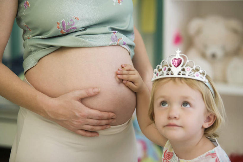 西方人,儿童,孕妇,腹部,头发,两个人,家庭,母亲,女儿,客厅,站,笑,摸,微笑,横图,俯视,室内,特写,白天,纯洁,柜子,欧洲,欧洲人,抚摸,朦胧,模糊,注视,一个,小孩,黄色,蓝色,观察,看,站着,温暖,温馨,母女,一家人,可爱,母爱,童年,童趣,毛绒玩具,单个,观看,和睦,察看,起居室,头冠,孕妇装,关注,童真,烂漫,无邪,天真,年轻女性,女孩,女人,女性,白种人,孩子,腹,肚子,产妇,触摸,接触,抬头,仰头,半身,彩图,高角度拍摄,融洽,女生