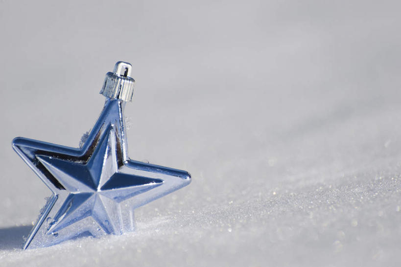 无人,横图,室外,特写,白天,正面,雪,大雪,圣诞节,阴影,节日,朦胧,模糊,庆祝,装饰,光线,影子,积雪,雪景,星星,冬天,文化,挂件,一个,蓝色,阳光,庆典,星形,单个,纪念,华丽,修饰,点缀,五角形,衬托,美观,雅致,雅观,五角星,彩图