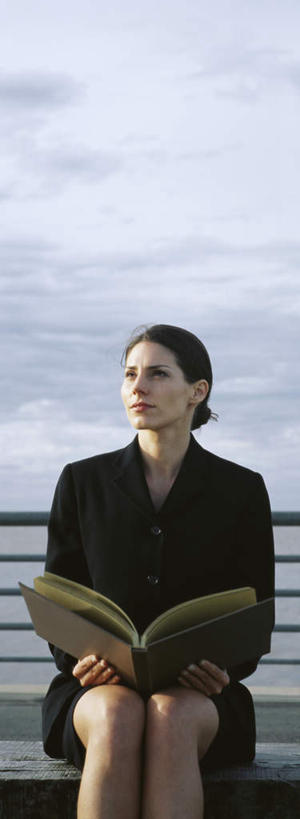 西方人,一个人,商务人士,商务女性,栏杆,坐,竖图,室外,白天,正面,看书,阅读,书籍,椅子,欧洲,欧洲人,仅一个年轻女性,仅一个女性,仅一个人,学习,套装,木椅,云,云朵,围栏,云彩,注视,护栏,蓝色,白云,蓝天,天空,书本,天,观察,看,读书,浏览,晴朗,观看,察看,关注,商务装,工薪阶层,年轻女性,女人,女性,白种人,白领,上班族,书,图书,晴空,坐着,半身,彩图