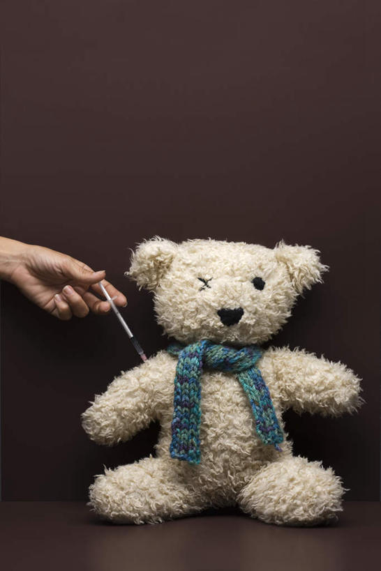 西方人,手,一个人,竖图,室内,白天,正面,玩具,欧洲,欧洲人,仅一个年轻女性,仅一个女性,仅一个人,服装,玩偶,药剂,泰迪熊,休闲装,一个,衣服,蓝色,白色,玩具熊,围巾,休闲,手部,休闲服,针筒,治疗,打针,摄影,服饰,影棚,褐色背景,单个,医疗设备,注射器,年轻女性,女人,女性,白种人,半身,彩图,影棚拍摄,拍摄