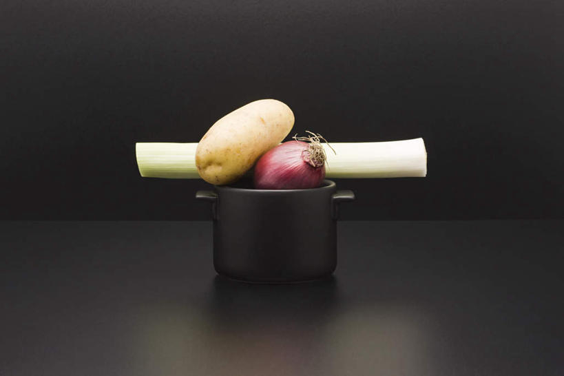 无人,横图,室内,特写,白天,正面,餐桌,桌子,蔬菜,土豆,洋葱,厨具,黑色背景,新鲜,锅子,葱,青葱,食品,食物,三个,一个,摄影,有机食品,绿色食品,影棚,单个,餐台,锅具,馍馍蛋,进餐用具,烹调用具,圆葱,洋芋,洋葱头,山药蛋,球葱,马铃薯,彩图,影棚拍摄,拍摄,调理用具