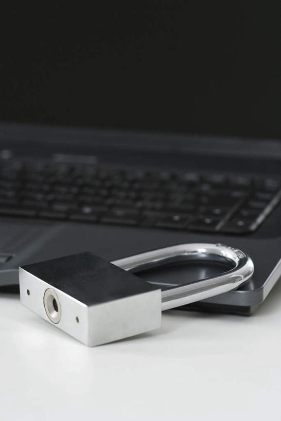 无人,竖图,俯视,室内,特写,白天,安全,电脑,笔记本电脑,桌子,静物,朦胧,模糊,网络,办公桌,防护,通讯设备,锁,一个,单个,保护,无线,挂锁,保险,通信设备,无线网络,私密,无线上网,便携式电脑,保全,周全,安稳,安定,防盗,平安,手提电脑,彩图,高角度拍摄