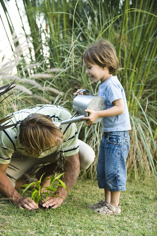 西方人,儿童,两个人,家庭,父亲,儿子,站,蹲,笑,微笑,露齿笑,竖图,室外,白天,正面,旅游,度假,纯洁,草地,草坪,植物,欧洲,欧洲人,握,服装,壶,拿,拿着,注视,休闲装,娱乐,水壶,草,小孩,衣服,绿色,茶壶,观察,看,站着,享受,休闲,温暖,温馨,父子,一家人,休闲服,放松,父爱,可爱,童年,童趣,浇,握着,服饰,观看,和睦,察看,关注,户外运动,童真,烂漫,无邪,天真,男孩,男人,男性,年轻男性,白种人,孩子,年轻人,蹲着,站立,彩图,全身,融洽,男生