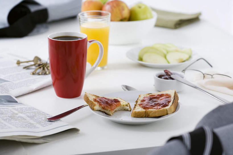 点心,面包,无人,横图,俯视,室内,特写,白天,安全,餐桌,桌子,苹果,杯子,餐具,水果,两片,一串,许多,朦胧,模糊,新鲜,瓷器,眼镜,生食,橙汁,食品,面点,果实,防护,咖啡杯,陶瓷制品,钥匙,玻璃制品,食物,糕点,饮料,水杯,碗,果酱,有机食品,绿色食品,餐台,保护,开启,封闭,瓷杯,保险,私密,近视眼镜,保全,周全,安稳,安定,防盗,平安,玻璃杯,进餐用具,烹调用具,彩图,高角度拍摄