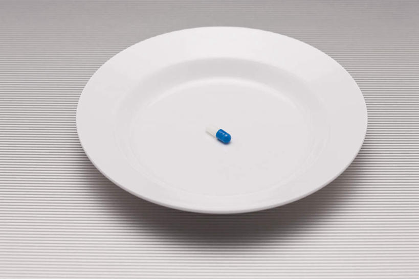 无人,横图,俯视,室内,特写,白天,桌面,桌子,静物,餐具,药,碟子,盘,药丸,胶囊,一个,蓝色,盘子,碟,单个,一粒,彩图,高角度拍摄