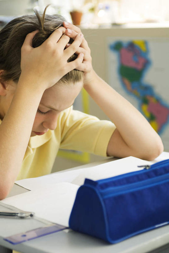 西方人,儿童,一个人,坐,摸,竖图,室内,白天,正面,纯洁,桌子,欧洲,欧洲人,仅一个男性,仅一个人,抚摸,服装,朦胧,模糊,记事本,注视,休闲装,书桌,小孩,衣服,本子,笔袋,笔记本,课桌,观察,看,仅一个小孩,休闲,思考,休闲服,可爱,童年,童趣,服饰,观看,察看,关注,童真,烂漫,无邪,天真,男孩,男人,男性,白种人,孩子,触摸,接触,坐着,半身,彩图,男生