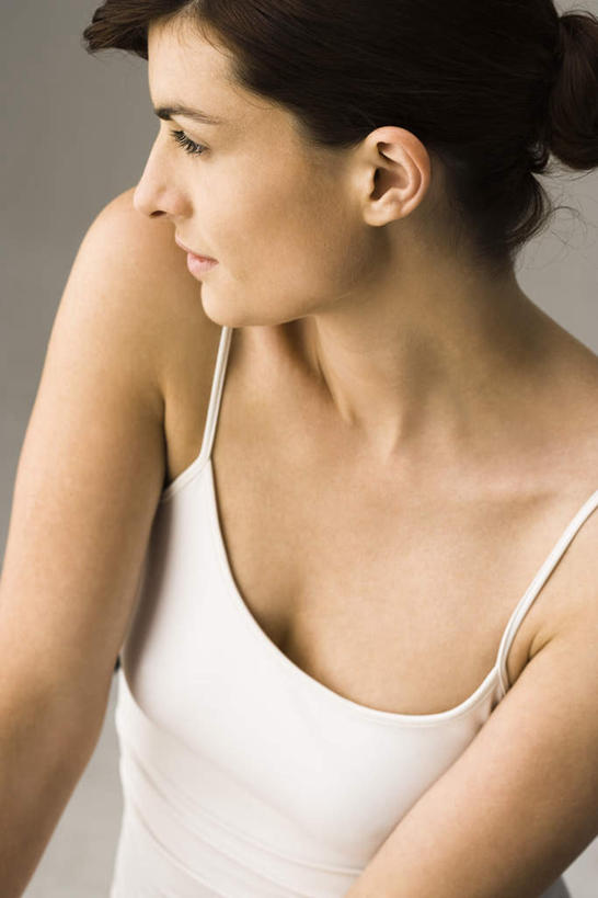 西方人,脸,头,眼睛,脸颊,眉毛,睫毛,一个人,站,竖图,室内,特写,白天,正面,吊带,欧洲,欧洲人,瞳孔,仅一个年轻女性,仅一个女性,仅一个人,灰色背景,注视,吊带衫,白色,观察,看,站着,眼部,摄影,影棚,观看,察看,关注,年轻女性,女人,女性,白种人,头部,睫,脸部,脸蛋,眉,面部,眼,眼睫毛,眼眉,站立,半身,彩图,影棚拍摄,拍摄,眼眉毛