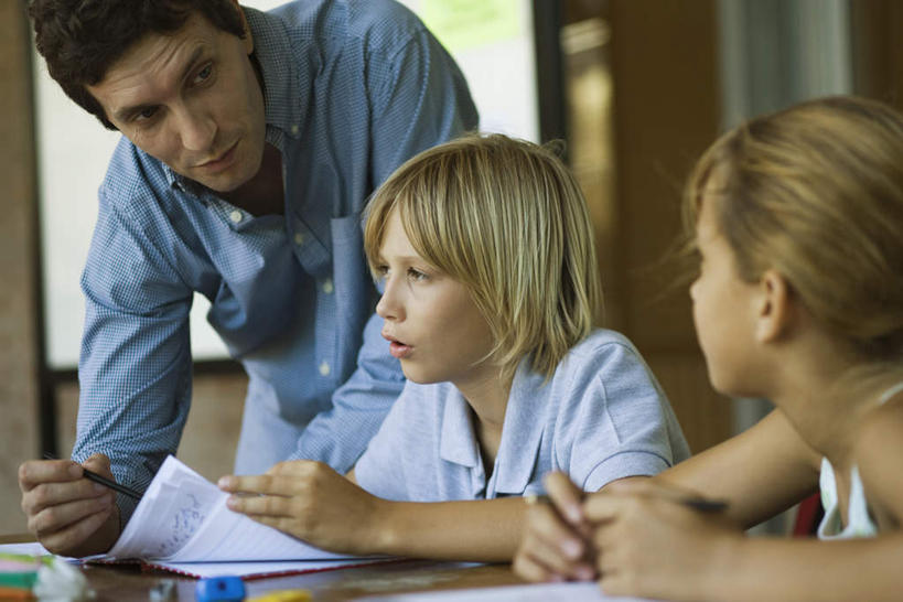 西方人,儿童,三个人,伙伴,朋友,教师,学校,坐,说,横图,室内,白天,正面,讨论,友谊,纯洁,窗户,落地窗,欧洲,欧洲人,握,阴影,服装,光线,笔,影子,拿,拿着,注视,休闲装,校园,玻璃窗,衣服,阳光,观察,看,休闲,教室,同学,休闲服,可爱,童年,童趣,握着,服饰,观看,两支,察看,关注,童真,烂漫,无邪,交流,天真,友情,男孩,男人,男性,年轻男性,女孩,女人,女性,白种人,孩子,年轻人,讲师,教授,老师,沟通,讲话,交谈,商讨,说话,谈话,坐着,半身,彩图,男生,女生