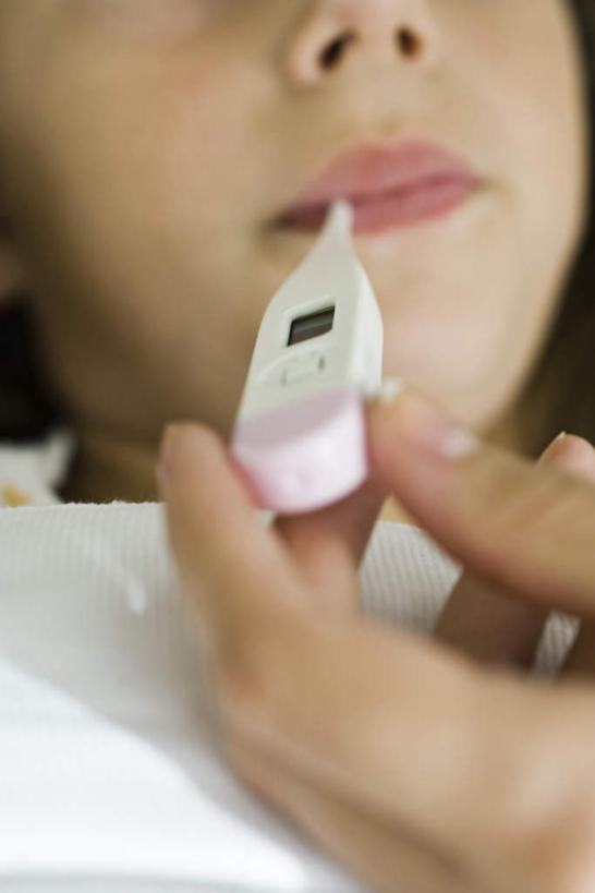 西方人,儿童,两个人,家庭,母亲,女儿,竖图,俯视,室内,特写,白天,纯洁,安全,生活用品,卧室,欧洲,欧洲人,握,服装,医学,测量,器材,温度计,拿,拿着,休闲装,显示屏,一个,小孩,衣服,体温计,休闲,温暖,温馨,母女,一家人,休闲服,可爱,母爱,童年,童趣,握着,服饰,单个,含着,快速,温度,和睦,感冒,医疗,卫生,准确,体温,精度,精准,发烧,电子温度计,电子体温计,童真,烂漫,无邪,流感,物理,感温头,温度传感器,读数,快捷,医用温度计,量温棒,热电偶,天真,年轻女性,女孩,女人,女性,白种人,孩子,年轻人,半身,彩图,高角度拍摄,睡房,卧房,融洽,女生