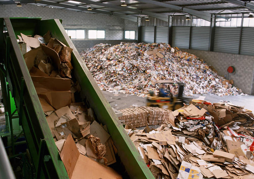 西方人,一个人,坐,横图,室内,白天,侧面,窗户,欧洲,欧洲人,仅一个男性,仅一个人,仅一个中年男性,一堆,堆叠,堆积,垃圾,玻璃窗,车,堆,纸板,垃圾场,男人,男性,中年男性,白种人,坐着,彩图,全身