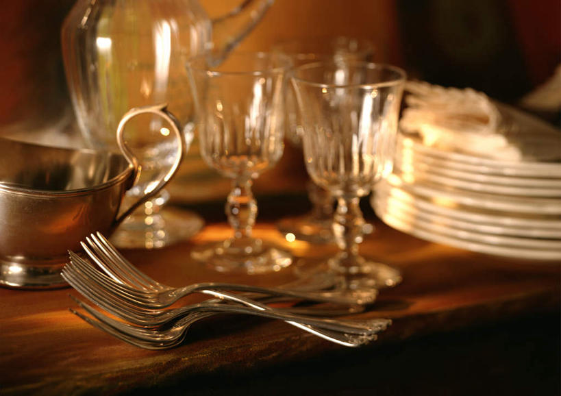 无人,横图,俯视,室内,特写,白天,餐桌,桌子,静物,杯子,餐具,一堆,堆叠,堆积,刀叉,碟子,盘,玻璃制品,盘子,水杯,碟,餐台,堆,玻璃杯,彩图,高角度拍摄