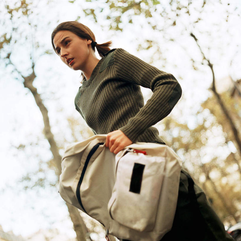 西方人,一个人,站,方图,室外,白天,仰视,植物,欧洲,欧洲人,仅一个年轻女性,仅一个女性,仅一个人,朦胧,模糊,包,书包,拿,拿着,树,树木,绿色,自然,背包,站着,生长,成长,年轻女性,女人,女性,白种人,站立,半身,彩图,低角度拍摄,双肩包