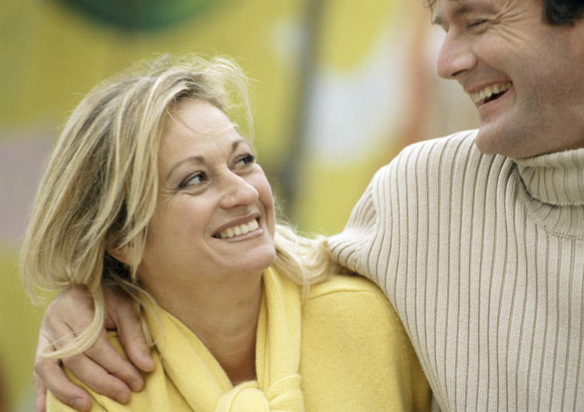 西方人,两个人,夫妻,站,抱,笑,微笑,露齿笑,横图,室外,白天,正面,爱情,植物,欧洲,欧洲人,浪漫,树,树木,绿色,自然,围巾,站着,恩爱,恋人,生长,成长,抱着,搂着,男人,男性,女人,女性,中年男性,中年女性,白种人,情侣,搂,搂抱,站立,半身,彩图,伴侣