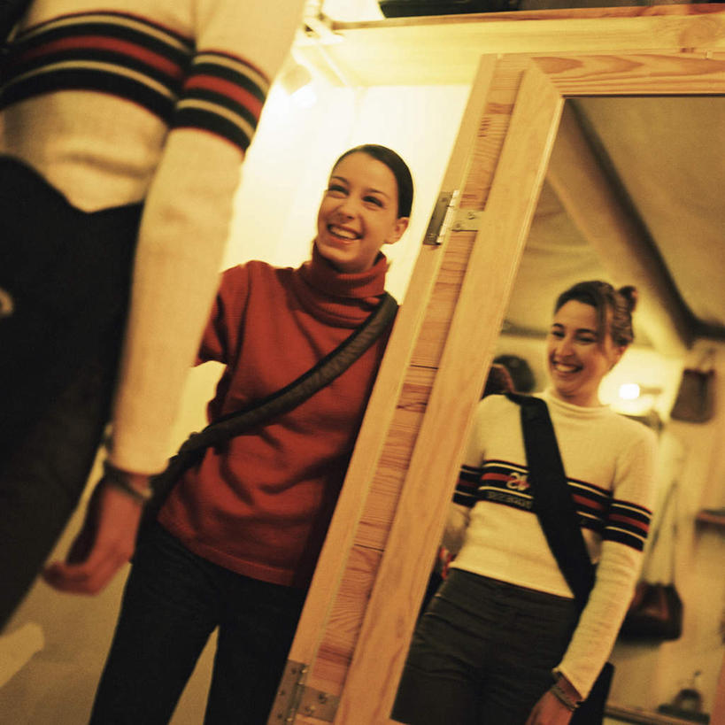 西方人,背部,两个人,伙伴,朋友,商店,站,笑,微笑,露齿笑,方图,室内,白天,正面,购物,友谊,消费,镜子,超市,照明,欧洲,欧洲人,灯光,吊灯,灯,灯具,站着,金融,百货,照亮,镜像,镜面,照明设备,服装店,选购,贸易,百货公司,服饰店,血拼,友情,年轻女性,女人,女性,白种人,站立,半身,彩图,购物商场,购物中心,商业中心