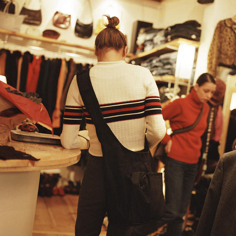 西方人,背部,两个人,伙伴,朋友,商店,站,方图,室内,白天,正面,购物,友谊,消费,超市,衣架,欧洲,欧洲人,一排,许多,悬挂,整齐,排列,站着,金融,百货,服装店,队列,选购,贸易,百货公司,服饰店,血拼,友情,年轻女性,女人,女性,白种人,挂衣架,晾衣架,站立,半身,彩图,购物商场,购物中心,商业中心