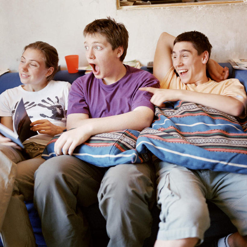 西方人,三个人,伙伴,朋友,客厅,坐,方图,室内,白天,正面,友谊,靠垫,沙发,欧洲,欧洲人,惊讶,靠枕,垫子,枕头,张嘴,惊奇,起居室,张大嘴巴,友情,男人,男性,年轻男性,白种人,张开嘴,坐着,半身,彩图,皮沙发