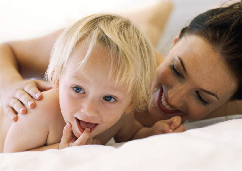 西方人,儿童,脸,头,脸颊,两个人,家庭,母亲,女儿,笑,摸,微笑,露齿笑,横图,俯视,室内,特写,白天,纯洁,床,卧室,欧洲,欧洲人,抚摸,双人床,床单,被子,小孩,趴着,温暖,温馨,母女,一家人,可爱,母爱,童年,童趣,和睦,被单,童真,烂漫,无邪,天真,年轻女性,女孩,女人,女性,白种人,孩子,年轻人,头部,脸部,脸蛋,面部,触摸,接触,趴,半身,彩图,高角度拍摄,睡房,卧房,融洽,女生