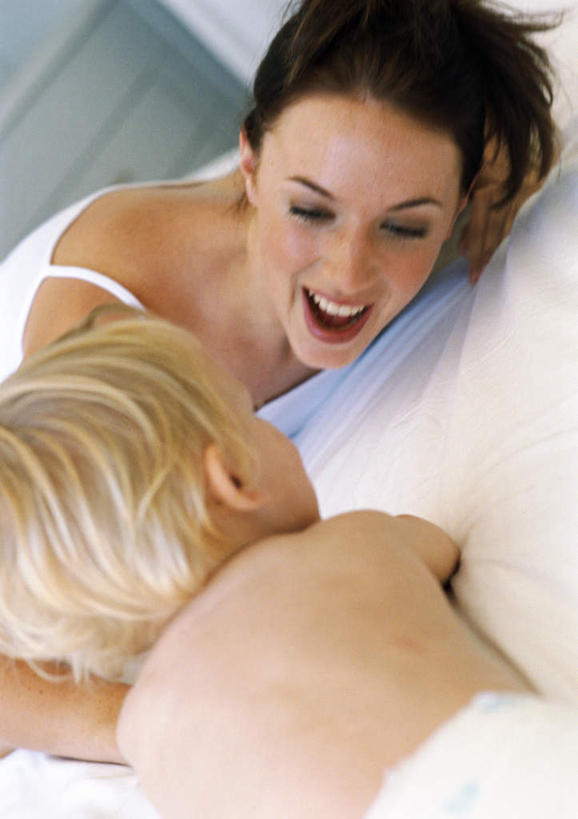 西方人,儿童,两个人,家庭,母亲,儿子,躺,笑,微笑,露齿笑,竖图,室内,白天,正面,纯洁,床,欧洲,欧洲人,双人床,床单,被子,小孩,趴着,温暖,温馨,母子,一家人,可爱,母爱,童年,童趣,和睦,被单,童真,烂漫,无邪,卧着,天真,男孩,年轻女性,女人,女性,白种人,孩子,年轻人,趴,躺着,卧,半身,彩图,融洽,男生