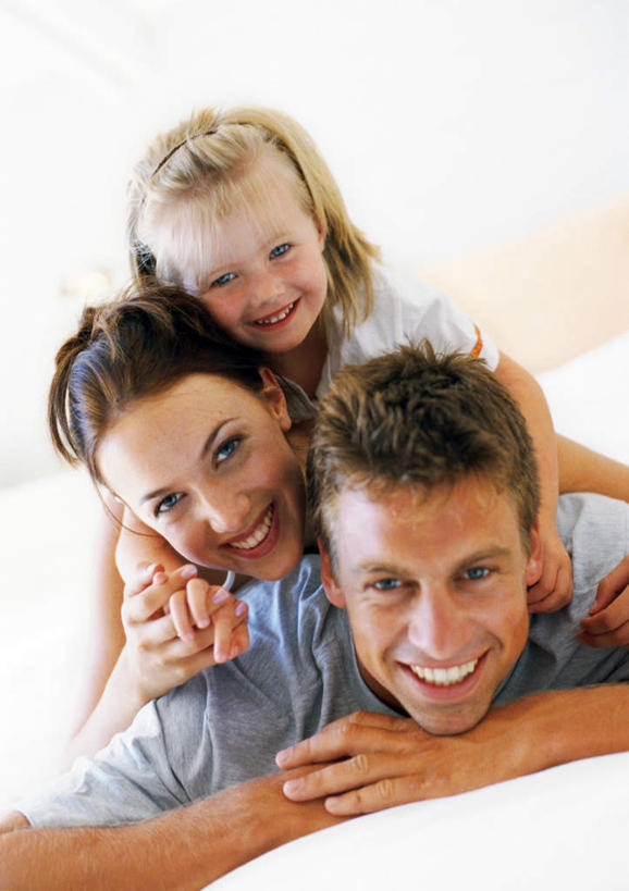 西方人,儿童,三个人,家庭,母亲,父亲,女儿,坐,笑,双手交叉,微笑,露齿笑,竖图,室内,白天,正面,纯洁,床,卧室,欧洲,欧洲人,双人床,床单,被子,小孩,趴着,温暖,温馨,父女,母女,三口之家,一家人,父爱,可爱,母爱,童年,童趣,和睦,双手抱胸,被单,童真,烂漫,无邪,天真,男人,男性,年轻男性,年轻女性,女孩,女人,女性,白种人,孩子,年轻人,趴,坐着,半身,彩图,睡房,卧房,融洽,女生