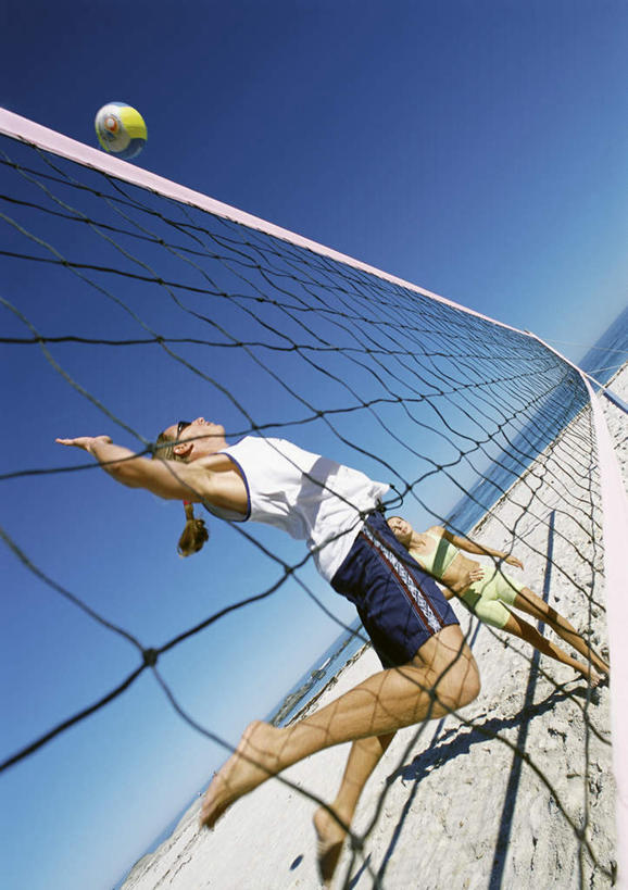 西方人,两个人,伙伴,朋友,站,跳,竖图,室外,白天,侧面,旅游,度假,友谊,排球,海浪,海洋,沙滩,欧洲,欧洲人,阴影,网状,光线,网格,击球,沙子,网,影子,海岸,浪花,云,云朵,球网,沙地,半空,沙滩排球,云彩,娱乐,球,蓝色,白云,蓝天,天空,阳光,海水,天,站着,享受,休闲,球体,放松,户外运动,海景,友情,年轻女性,女人,女性,白种人,大海,风浪,海,海水的波动,海滩,近岸浪,涌浪,跳跃,站立,彩图,全身