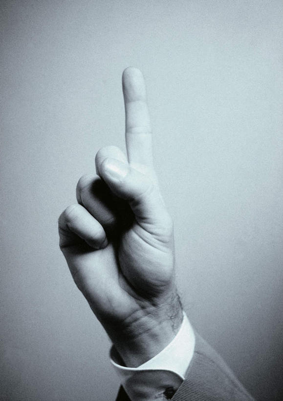 西方人,手,一个人,竖图,室内,特写,白天,正面,欧洲,欧洲人,仅一个男性,仅一个人,指,灰色背景,方向,仅一个年轻男性,手势,手部,手指,摄影,影棚,单手,指向,食指,男人,男性,年轻男性,白种人,半身,彩图,影棚拍摄,拍摄