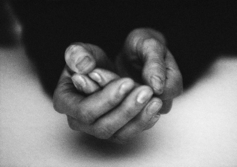 手,捧,摸,交叉,横图,俯视,黑白,室内,特写,白天,餐桌,桌子,抚摸,阴影,朦胧,模糊,反射,影子,手部,餐台,相交,交集,触摸,端,端着,接触,捧着,手捧,半身,高角度拍摄