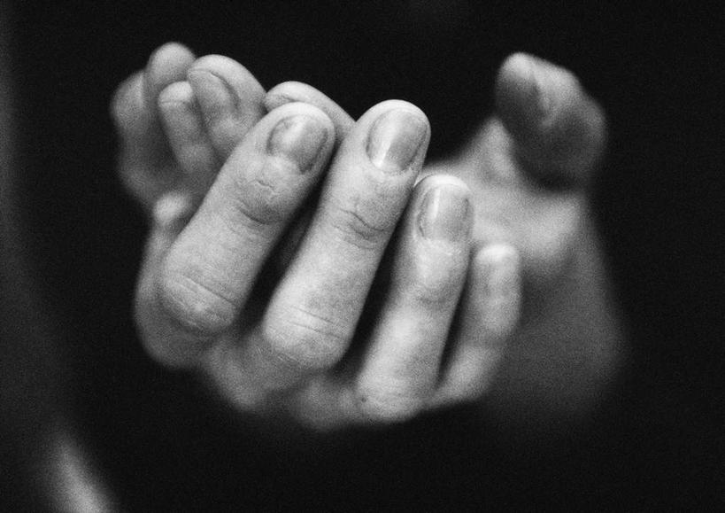 西方人,手,一个人,捧,摸,交叉,横图,黑白,室内,特写,白天,正面,欧洲,欧洲人,仅一个男性,仅一个人,抚摸,阴影,朦胧,模糊,反射,影子,仅一个年轻男性,手部,相交,交集,男人,男性,年轻男性,白种人,触摸,端,端着,接触,捧着,手捧,半身