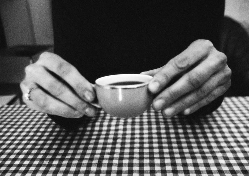 西方人,手,一个人,捧,摸,横图,俯视,黑白,室内,特写,白天,餐桌,桌子,杯子,欧洲,欧洲人,仅一个男性,仅一个人,一排,许多,抚摸,握,朦胧,模糊,整齐,瓷器,方格,咖啡杯,陶瓷制品,拿,拿着,排列,仅一个年轻男性,一个,手部,握着,单个,餐台,队列,瓷杯,男人,男性,年轻男性,白种人,触摸,端,端着,接触,捧着,手捧,半身,高角度拍摄