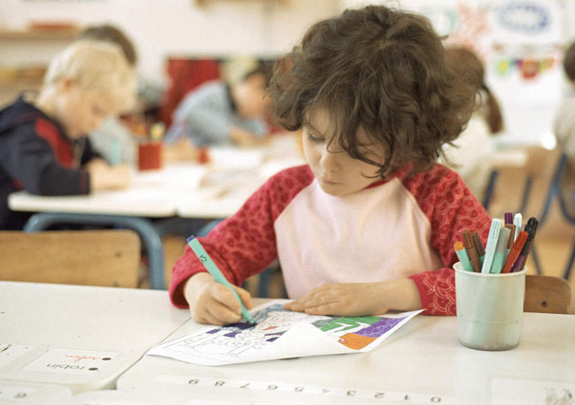 西方人,儿童,头发,伙伴,朋友,学校,坐,横图,室内,白天,正面,友谊,纯洁,成功,合作,团队,集体,信心,桌子,欧洲,欧洲人,许多,握,阴影,朦胧,模糊,反射,笔,图案,影子,墙,办公用品,许多人,拿,图画,拿着,注视,休闲装,书桌,队伍,校园,墙壁,墙面,文具,小孩,黄色,红色,白纸,课桌,学习用品,低头,观察,看,一群人,上课,休闲,教室,休闲服,可爱,童年,童趣,握着,观看,文具用品,察看,成就,关注,合伙,童真,烂漫,无邪,天真,友情,男孩,男人,男性,女孩,女人,女性,白种人,卷发,画画,坐着,半身,彩图,男生,女生