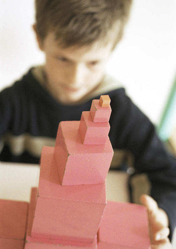 西方人,儿童,头发,一个人,坐,摸,竖图,俯视,室内,白天,游戏,纯洁,智慧,桌子,玩具,欧洲,欧洲人,仅一个男性,仅一个人,一堆,一排,抚摸,握,阴影,堆叠,堆积,朦胧,模糊,整齐,光线,方格,影子,拿,玩,拿着,注视,休闲装,娱乐,书桌,排列,小孩,粉色,黄色,黑色,阳光,课桌,低头,观察,看,仅一个小孩,休闲,休闲服,积木,可爱,童年,童趣,益智,搭,握着,观看,活动,堆,察看,思维,队列,发泄,关注,消遣,智力,想象,童真,烂漫,无邪,宣泄,天真,男孩,男人,男性,白种人,孩子,触摸,接触,玩耍,嬉戏,坐着,半身,彩图,高角度拍摄,男生