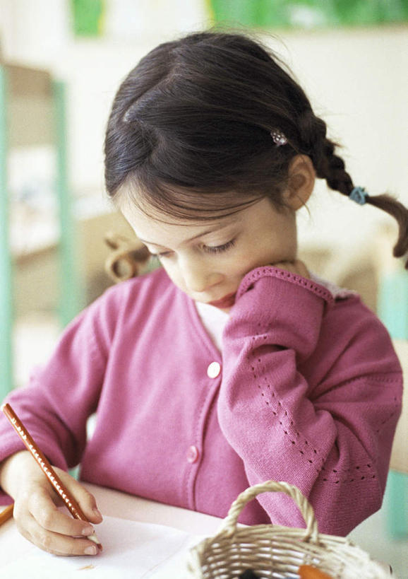 西方人,儿童,头发,一个人,教师,坐,摸,竖图,室内,白天,正面,纯洁,桌子,欧洲,欧洲人,仅一个女性,仅一个人,撑,抚摸,写,朦胧,模糊,笔,墙,办公用品,注视,休闲装,书桌,墙壁,墙面,文具,小孩,粉色,黑色,白纸,课桌,学习用品,低头,观察,记录,看,仅一个小孩,休闲,休闲服,可爱,童年,童趣,观看,文具用品,一支,察看,撑着,关注,童真,烂漫,无邪,天真,女孩,女人,女性,白种人,孩子,讲师,教授,老师,触摸,画画,接触,坐着,半身,彩图,女生