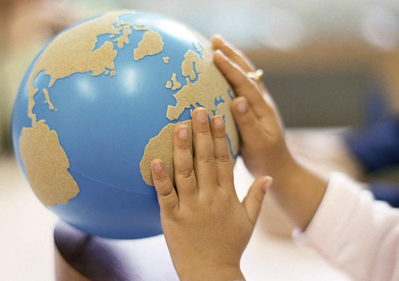 西方人,儿童,手,一个人,摸,横图,室内,特写,白天,正面,纯洁,仪器,海洋,桌子,地图,欧洲,欧洲人,仅一个女性,仅一个人,抚摸,朦胧,模糊,网格,地球仪,线条,世界地图,地球,陆地,全球,休闲装,书桌,球,一个,小孩,蓝色,白色,经纬线,课桌,模型,按,仅一个小孩,休闲,球体,手部,休闲服,可爱,童年,童趣,地理,国家,单个,大陆,世界,纬线,版图,经线,童真,烂漫,无邪,经纬仪,地理学,天真,女孩,女人,女性,白种人,孩子,触摸,接触,半身,彩图,大洋,大洲,女生