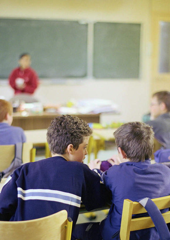 西方人,儿童,背部,三个人,伙伴,朋友,学校,站,坐,笑,说,微笑,露齿笑,竖图,室内,白天,正面,讨论,友谊,纯洁,成功,合作,团队,集体,信心,桌子,欧洲,欧洲人,一块,阴影,朦胧,模糊,光线,影子,注视,休闲装,书桌,队伍,校园,小孩,蓝色,绿色,阳光,讲台,课桌,黑板,观察,看,靠,靠着,倚靠,站着,转头,休闲,教室,休闲服,可爱,童年,童趣,观看,察看,倚着,成就,关注,合伙,童真,烂漫,无邪,交流,天真,友情,男孩,男人,男性,女孩,女人,女性,白种人,沟通,讲话,交谈,商讨,说话,谈话,站立,坐着,半身,彩图,男生,女生