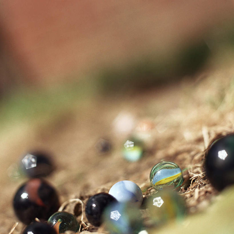 无人,方图,俯视,室外,特写,白天,草地,草坪,植物,玻璃,一堆,许多,阴影,堆叠,堆积,朦胧,模糊,透明,光线,影子,地面,玻璃制品,草,绿色,阳光,玻璃球,球体,堆,明亮,彩图,高角度拍摄