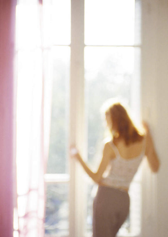 西方人,一个人,站,举,竖图,室内,白天,性感,窗户,窗帘,卧室,欧洲,欧洲人,仅一个年轻女性,仅一个女性,仅一个人,墙,玻璃窗,墙壁,墙面,背面,托,站着,搭,优美,搭着,年轻女性,女人,女性,白种人,举着,向上举,向上伸,向上托,站立,半身,彩图,睡房,卧房