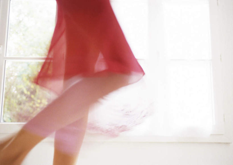 西方人,一个人,走,横图,室内,白天,侧面,裙子,性感,窗户,卧室,欧洲,欧洲人,仅一个年轻女性,仅一个女性,仅一个人,阴影,连衣裙,光线,影子,墙,玻璃窗,墙壁,墙面,红色,阳光,优美,年轻女性,女人,女性,白种人,步行,散步,走路,半身,彩图,睡房,卧房