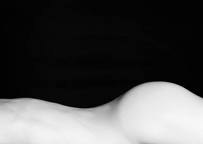 西方人,臀部,背,一个人,横图,黑白,室内,白天,侧面,性感,欧洲,欧洲人,仅一个年轻女性,仅一个女性,仅一个人,黑色背景,裸露,趴着,摄影,影棚,赤裸,裸,年轻女性,女人,女性,白种人,屁股,趴,半身,影棚拍摄,拍摄