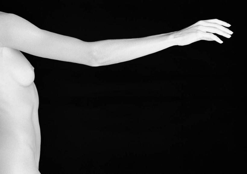 西方人,手,胸,腹部,一个人,站,举,横图,黑白,室内,白天,侧面,性感,欧洲,欧洲人,仅一个年轻女性,仅一个女性,仅一个人,黑色背景,裸露,托,站着,手部,伸手,摄影,影棚,赤裸,裸,年轻女性,女人,女性,白种人,腹,肚子,手臂,胸部,举着,向上举,向上伸,向上托,站立,半身,影棚拍摄,拍摄