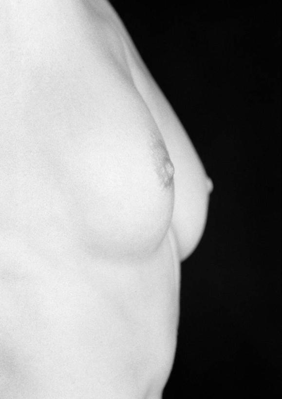 西方人,胸,一个人,站,竖图,黑白,室内,白天,侧面,性感,欧洲,欧洲人,仅一个年轻女性,仅一个女性,仅一个人,黑色背景,裸露,站着,摄影,影棚,赤裸,裸,年轻女性,女人,女性,白种人,胸部,站立,半身,影棚拍摄,拍摄