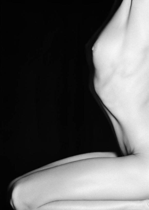 西方人,胸,腹部,腿部,腿,一个人,跪,举,竖图,黑白,室内,白天,侧面,性感,欧洲,欧洲人,仅一个年轻女性,仅一个女性,仅一个人,黑色背景,裸露,托,摄影,影棚,赤裸,裸,年轻女性,女人,女性,白种人,腹,肚子,胸部,跪着,举着,向上举,向上伸,向上托,半身,影棚拍摄,拍摄