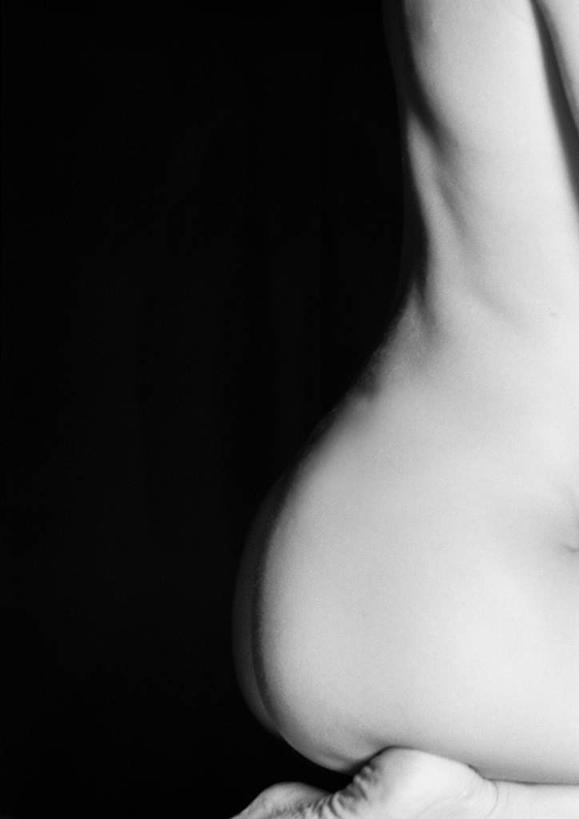 西方人,臀部,腿部,脚,脚趾,背,脚后跟,脚背,踝,腿,一个人,跪,蹲,竖图,黑白,室内,白天,侧面,性感,欧洲,欧洲人,仅一个年轻女性,仅一个女性,仅一个人,黑色背景,裸露,摄影,影棚,赤裸,裸,年轻女性,女人,女性,白种人,屁股,脚底,蹲着,跪着,半身,影棚拍摄,拍摄