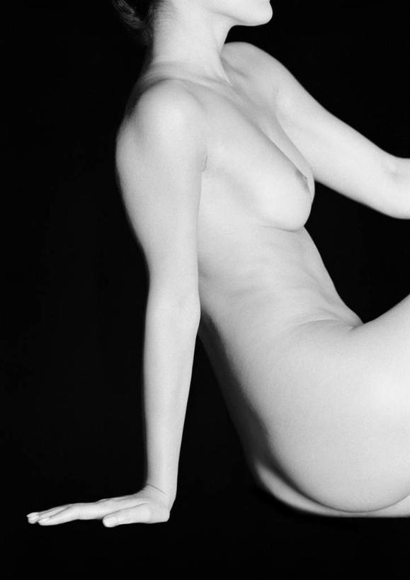 西方人,手,胸,腹部,一个人,坐,竖图,黑白,室内,白天,侧面,性感,欧洲,欧洲人,仅一个年轻女性,仅一个女性,仅一个人,撑,黑色背景,裸露,手部,摄影,影棚,赤裸,撑着,裸,年轻女性,女人,女性,白种人,腹,肚子,手臂,胸部,坐着,半身,影棚拍摄,拍摄