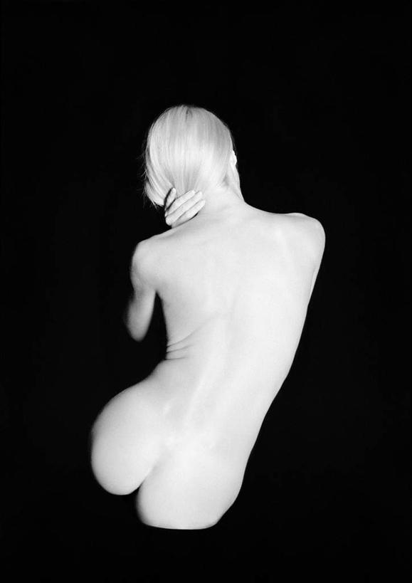 西方人,臀部,背,头发,一个人,坐,竖图,黑白,室内,白天,性感,欧洲,欧洲人,仅一个年轻女性,仅一个女性,仅一个人,黑色背景,裸露,背面,摄影,影棚,赤裸,裸,年轻女性,女人,女性,白种人,屁股,手臂,坐着,半身,影棚拍摄,拍摄